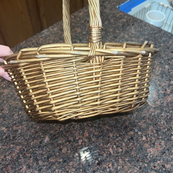Gold decorative wicker basket - Picture 3 of 4